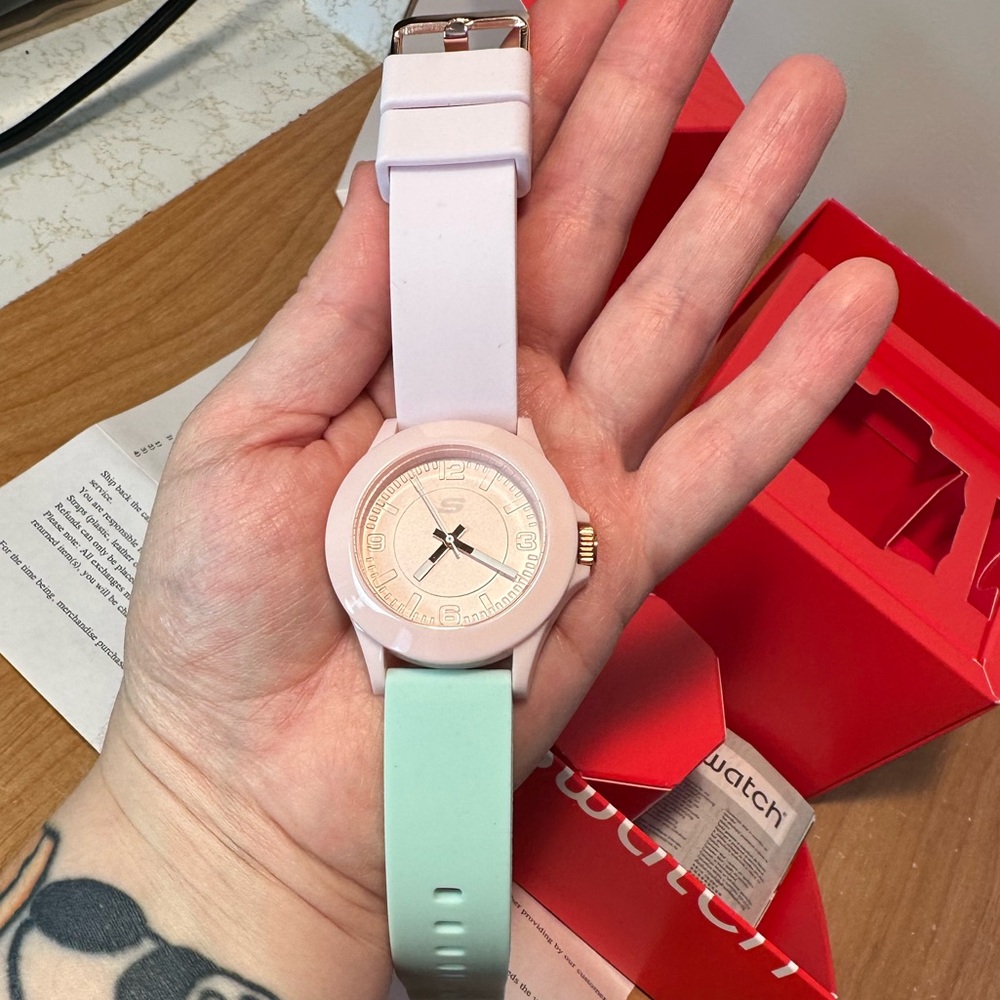 Adorable Skechers Pastel 3-tone wristwatch